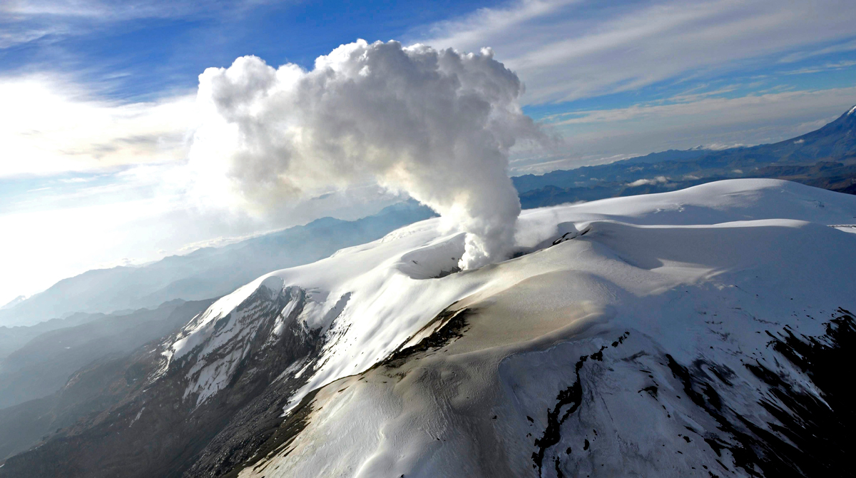 El volcán Nevado del Ruiz, en el centro de Colombia, mantiene su intensa actividad sísmica. Foto: EFE