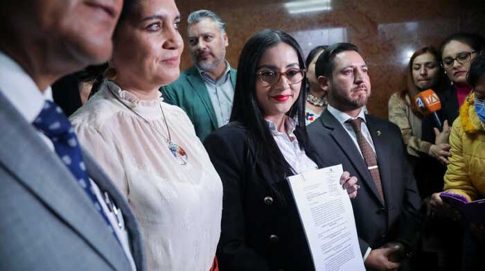 Mireya Pazmiño, Viviana Veloz y Rodrigo Fajardo, proponentes del juicio político contra el presidente Guillermo Lasso. Foto: Asamblea