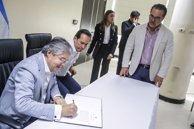El presidente Guillermo Lasso posesionó a Gustavo Manrique (derecha) como nuevo Canciller el domingo pasado. Foto: Presidencia.