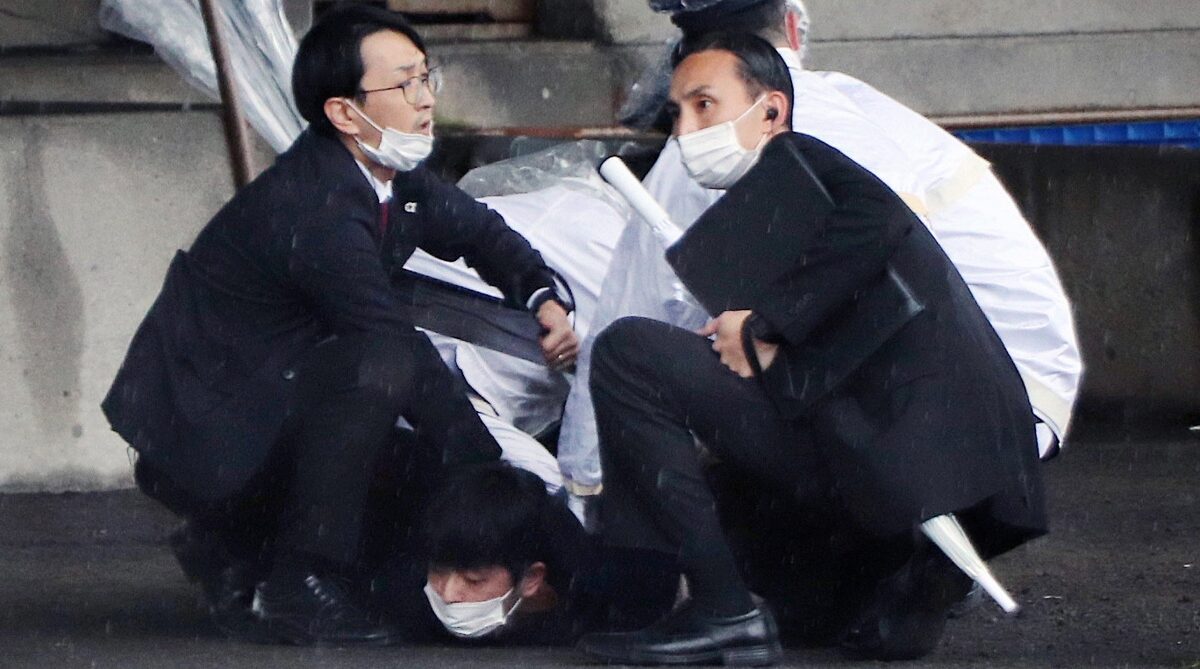 Agentes de policía arrestan a un hombre sospechoso de haber arrojado explosivos cuando el primer ministro japonés, Fumio Kishida, estaba a punto de pronunciar un discurso en el oeste de Japón. Foto: EFE / JIJI PRESS JAPAN
