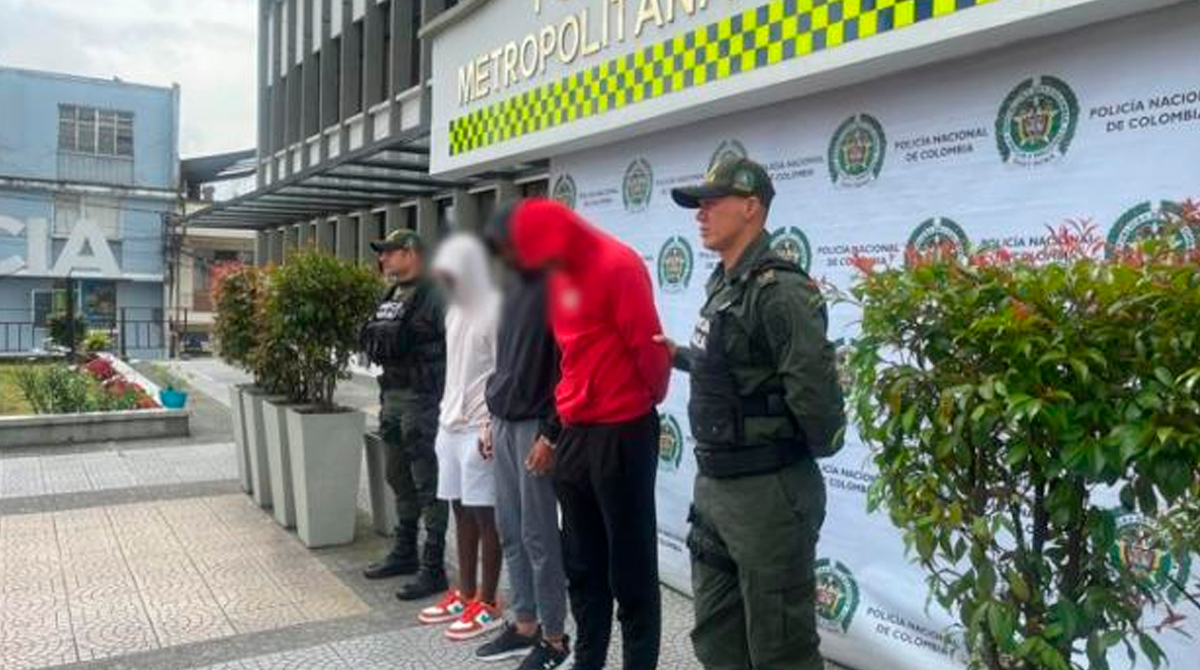 Los futbolistas fueron capturados cuando recibían 500 000 pesos a cambio de devolver un celular. Foto: Policía de Manizales