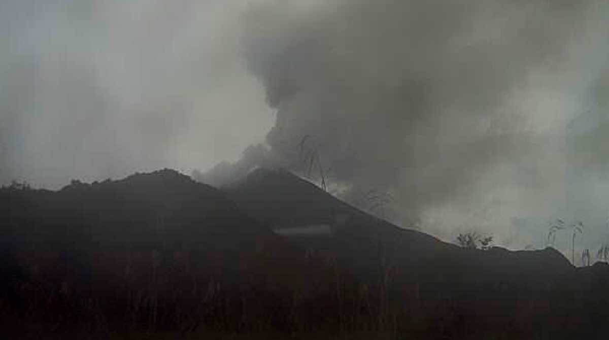 Este fenómeno es recurrente en el actual periodo eruptivo del Sangay. Foto: Twitter @IGecuador