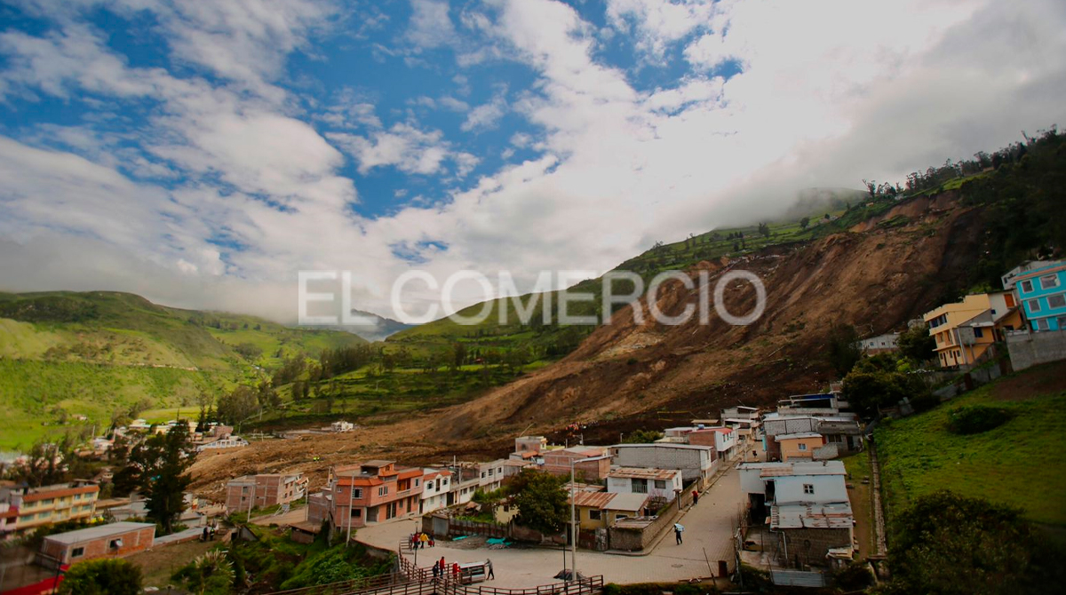 El deslizamiento de tierra en Alausí deja 30 personas muertas hasta este 5 de abril. Foto: Julio Estrella / EL COMERCIO
