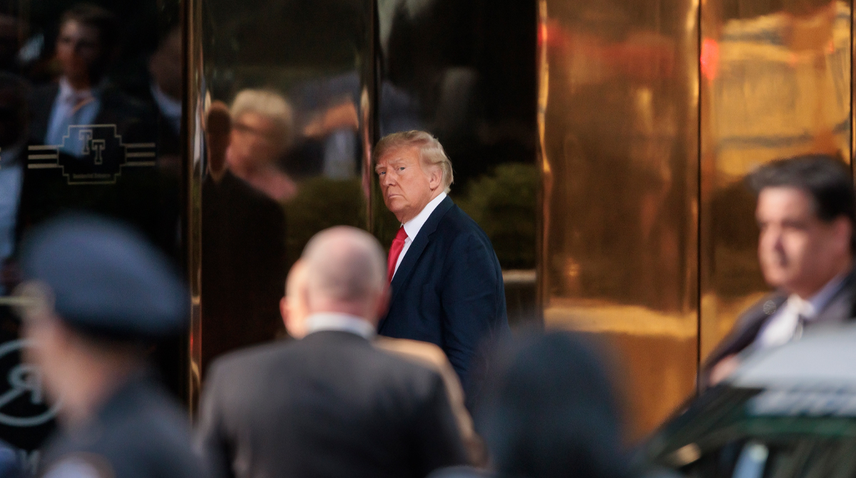 Trump entró a pie por un lateral del rascacielos que lleva su nombre. Foto: EFE