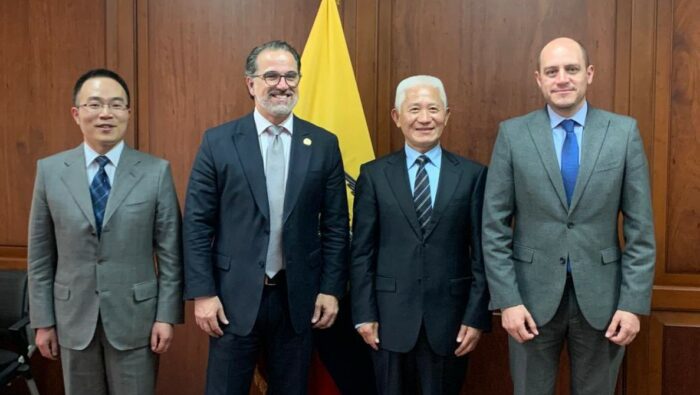 El ministro de Producción, Julio José Prado (der.), y a su lado el embajador de China en Ecuador, Chen Guoyou, se reunieron para acordar la firma del acuerdo comercial entre los dos países. Foto: Cancillería
