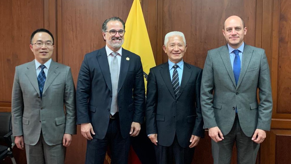 El ministro de Producción, Julio José Prado (der.), y a su lado el embajador de China en Ecuador, Chen Guoyou, se reunieron para acordar la firma del acuerdo comercial entre los dos países. Foto: Cancillería