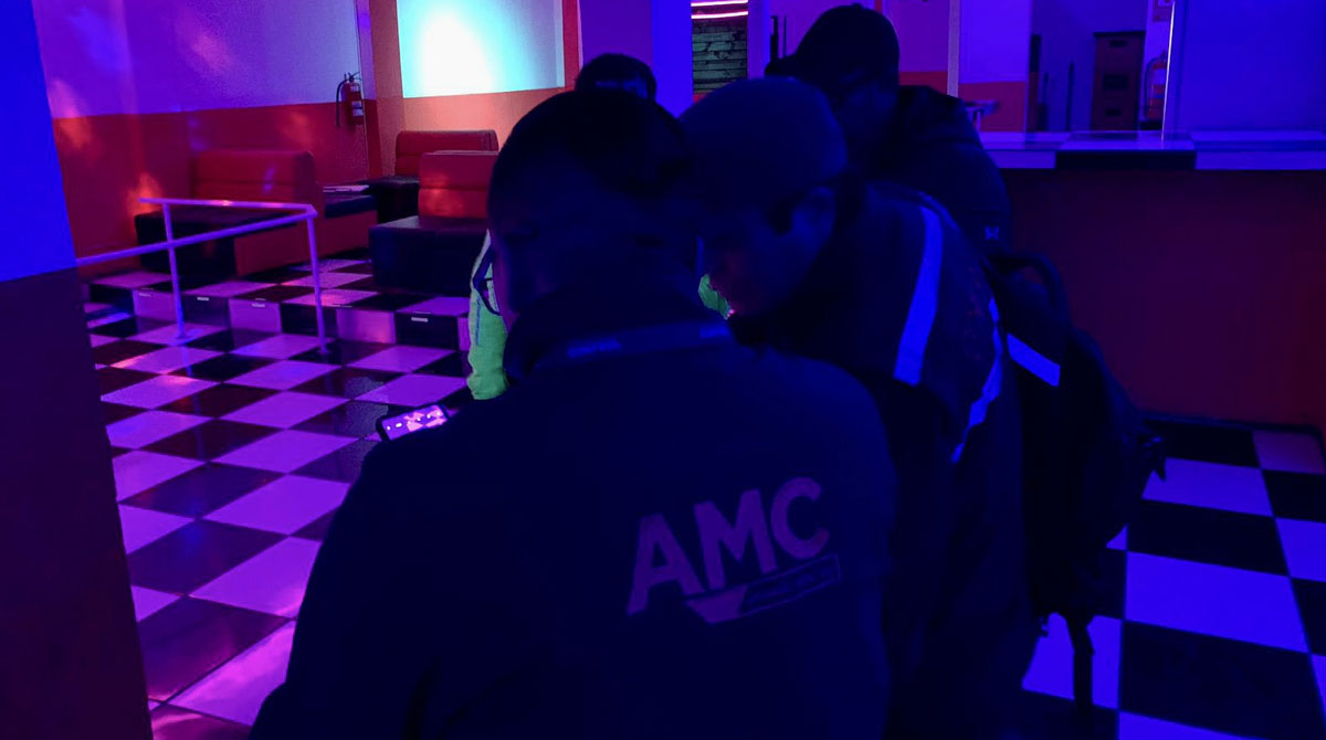 Los uniformados de la Agencia Metropolitana de Control (AMC) clausuraron el 'night club', durante un operativo a locales en Quito. Foto: Twitter AMC