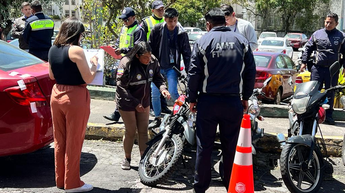 Integrantes de la AMT y de la Policía revisaron los vehículos que están reportados como robados. Foto: Patricio Terán/ EL COMERCIO