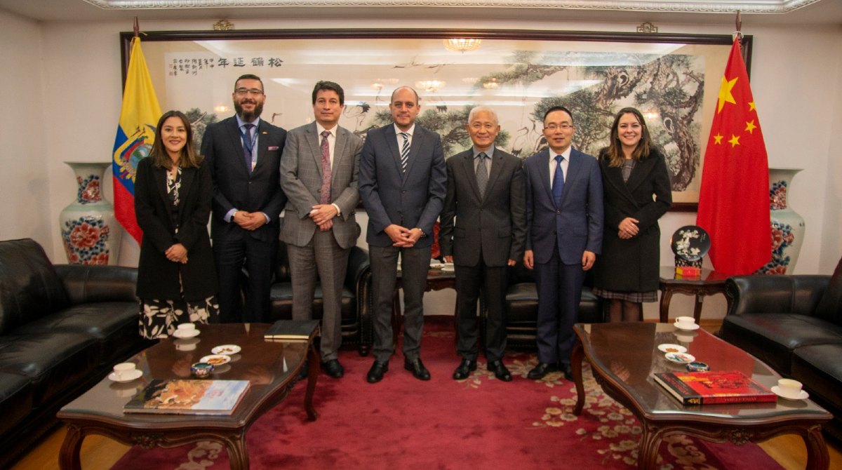 El ministro Julio José Prado se reunió con el embajador de China en Ecuador, Chen Guoyou, para firmar el acuerdo comercial. Foto: Cortesía / Ministerio de Producción
