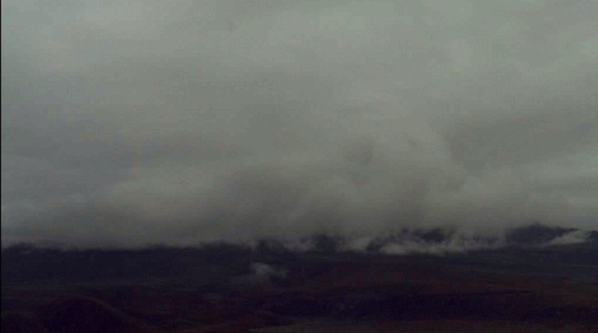 El volcán Cotopaxi estuvo durante la mañana completamente nublado. Esta imagen fue captada por la cámara Sincholagua a las 08:11 del 23 de abril del 2023. Foto: Instituto Geofísico de la EPN