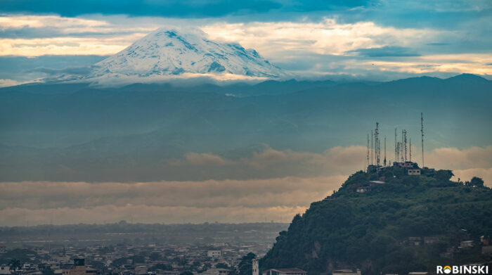 Imagen captada el 27 de abril. Fotografía del volcán Cotopaxi desde Guayaquil. Foto: Roberto Valdez (@Robinski_)