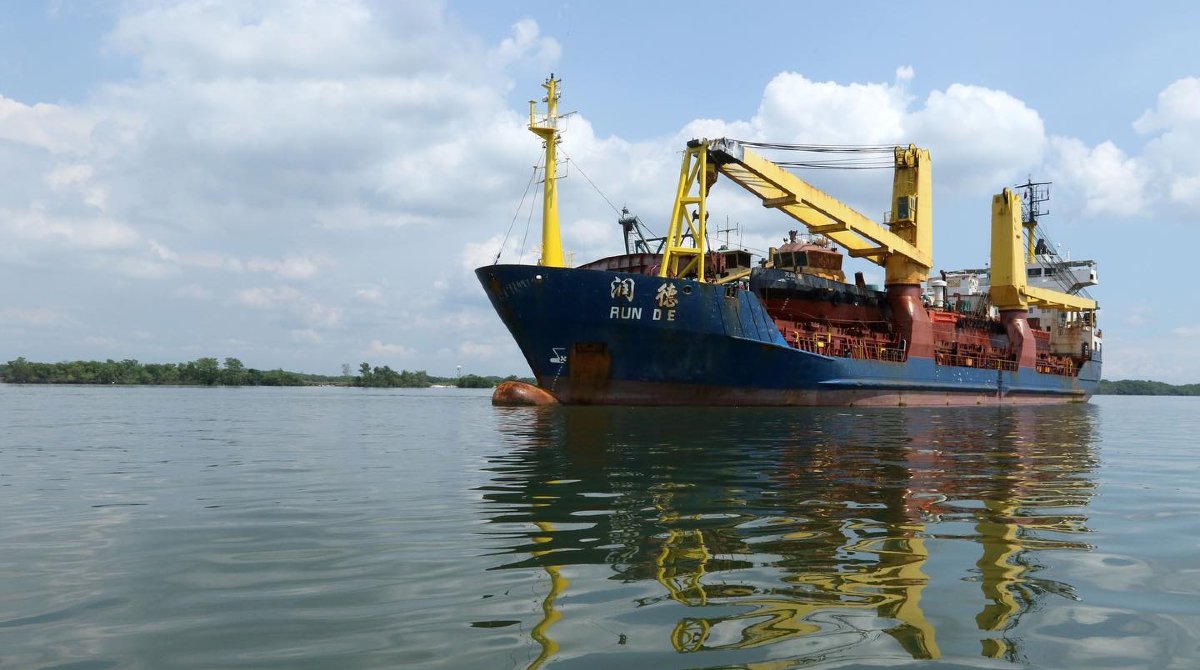 La embarcación con la draga que extraerá los sedimentos del río Guayas arribó a Guayaquil el sábado 1 de abril. Foto: Prefectura del Guayas