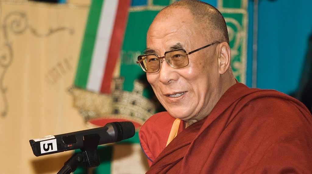 El dalai lama se disculpa por video en el que se pide a un niño le de un beso en la boca y le "chupe la lengua". Foto: Internet