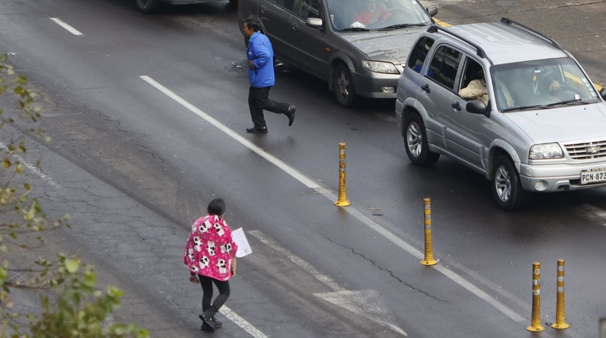 La avenida Patria es una de las calles donde los peatones cruzan a la carrera y esquivan a los autos. Diego pallero / EL COMERCIO