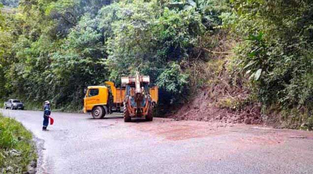 Imagen referencial. Un deslizamiento de tierra afecta a la vía Mitad del Mundo – Río Blanco (Calacalí) este martes 4 de abril de 2023. Foto: Prefectura de Pichincha