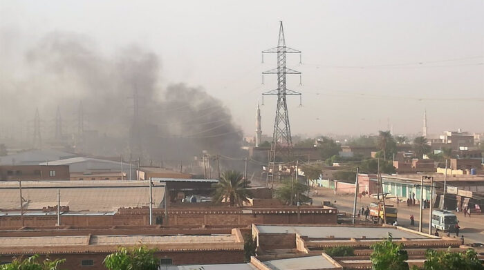 Humo en Jartum por los conflictos registrados en Sudán. Foto: Europa Press