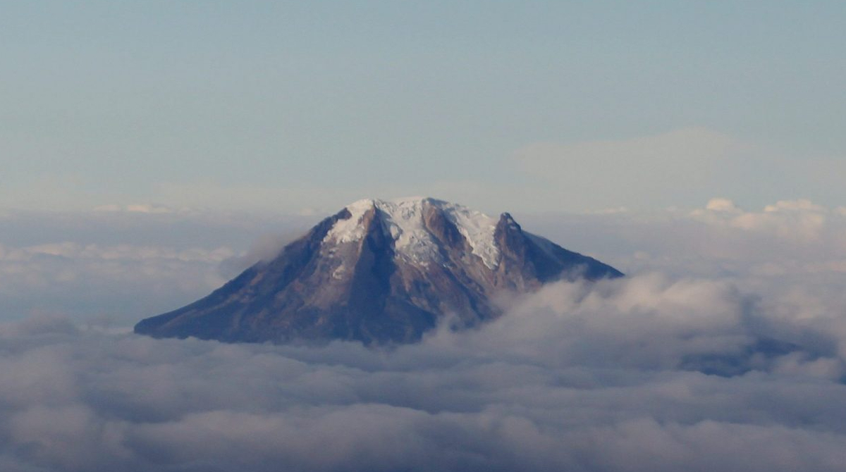 Volcán El Nevado del Ruiz entra en alerta amarilla por falla geológica. Foto: Freepik