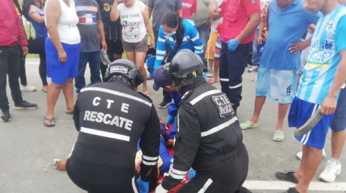 CTE auxiliando a los heridos.  Foto:  Twitter Comisión de Tránsito 