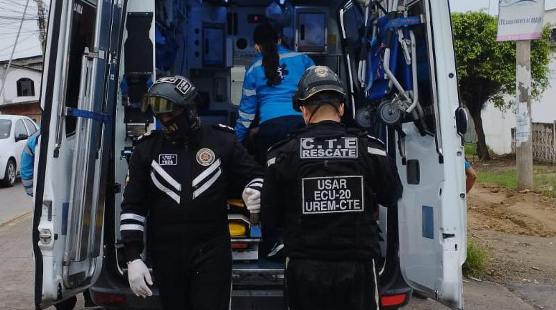 Paramédicos trasladaron a los heridos a la casa salud más cercana. Foto: Twitter Comisión de Tránsito.