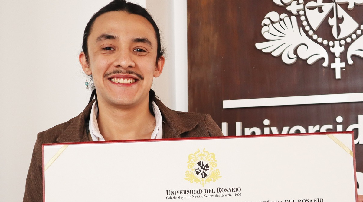 Alelí Chaparro recibe el primer titulo universitario no binario. Foto: Web Universidad del Rosario
