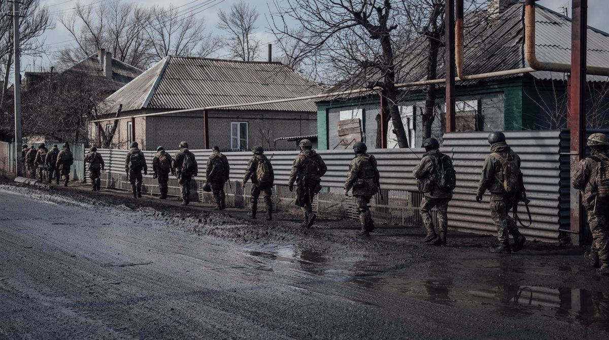 Soldados ucranianos desplegándose por Bajmut. Foto: Europa Press