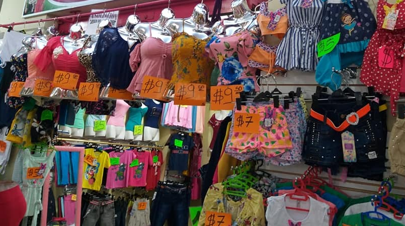 Imagen referencial. Local comercial de venta de ropa en el cantón El Carmen, Manabí. Foto: Facebook Centro Comercial Municipal El Carmen
