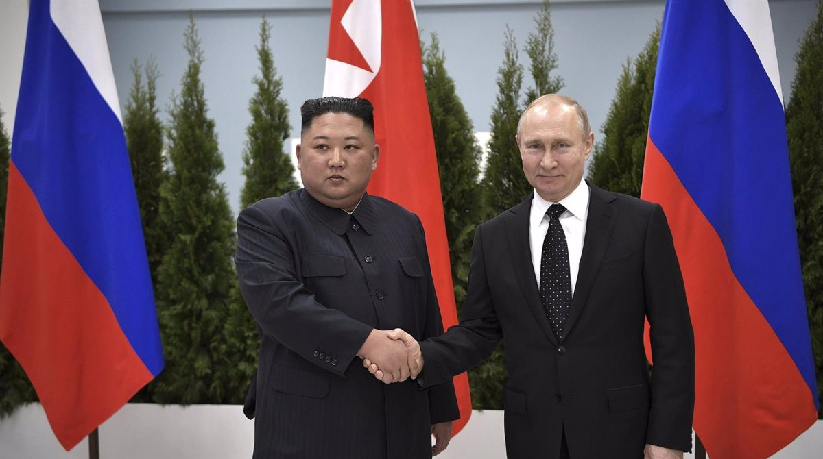 El líder de Corea del Norte, Kim Jong Un, estrechando las manos del presidente de Rusia, Vladimir Putin en señal de acuerdos entre países. Foto: Europa Press