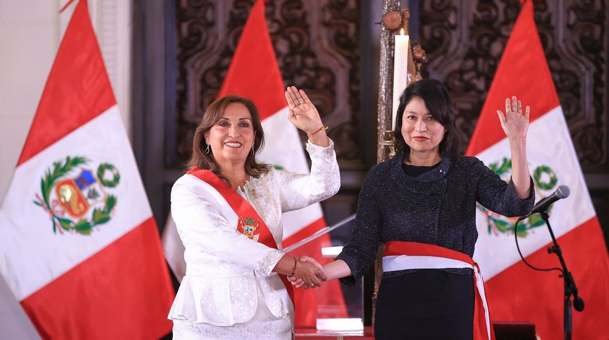 La presidenta de Perú, Dina Boluarte, toma posesión a su ministra de Exteriores, Ana Cecilia Gervasi. Foto: Europa Press