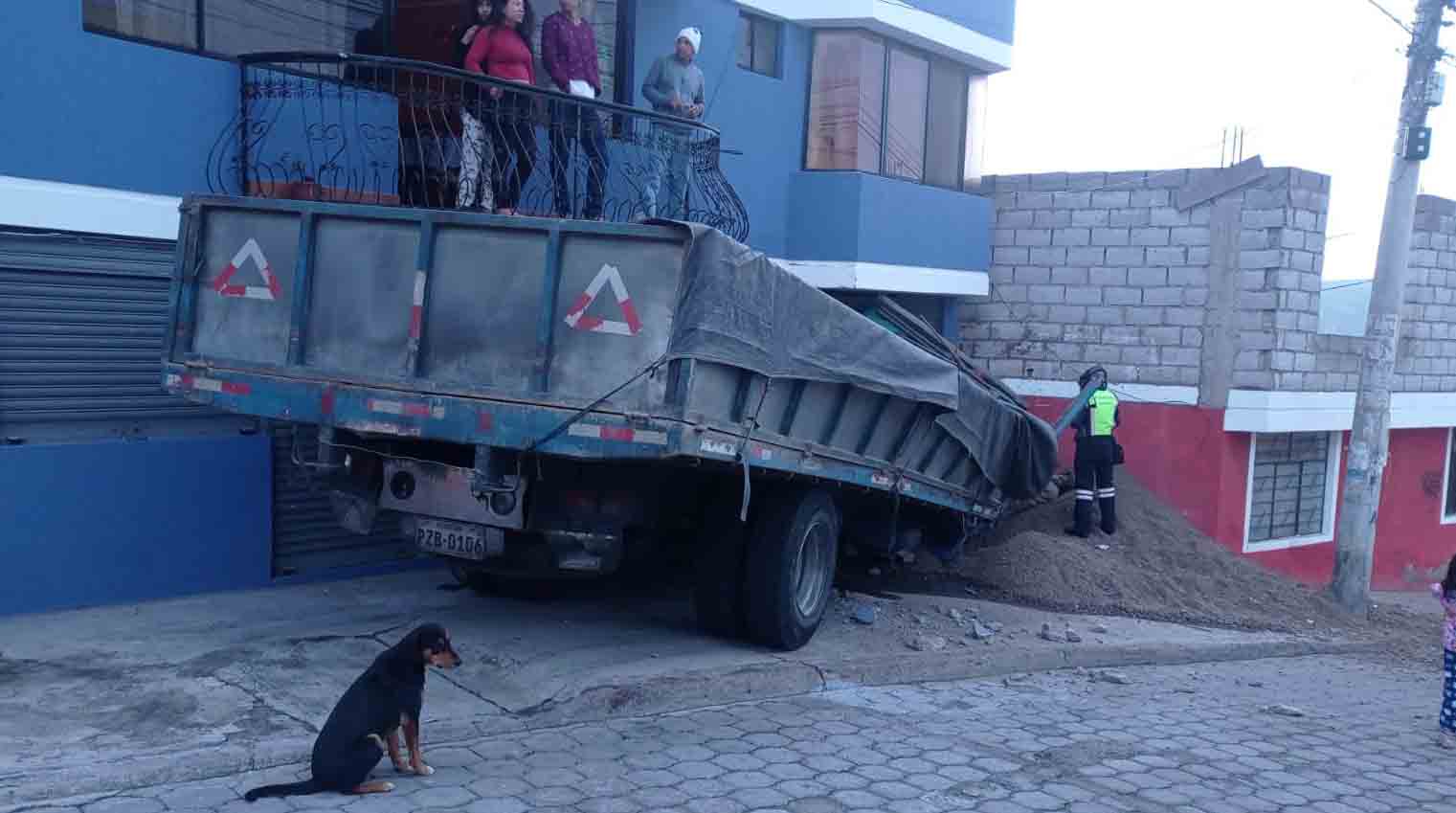 Un camión se estrelló contra una vivienda en el sector de la Mitad del Mundo. Foto: Twitter AMT