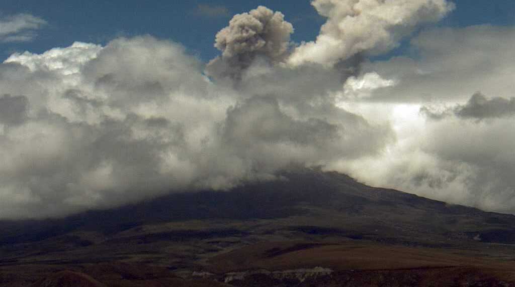 Imagen referencial. El volcán Cotopaxi emite una nube de gas y vapor este miércoles, 5 de abril de 2023. Foto: Twitter