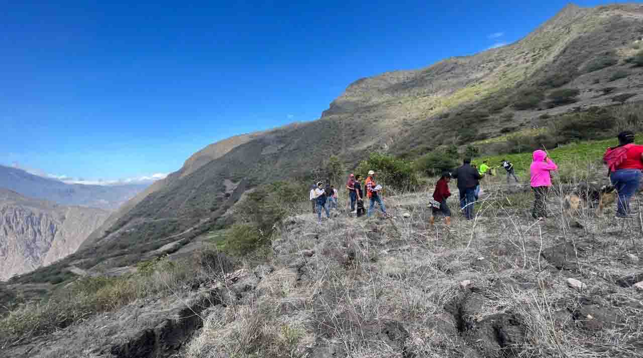 El nivel de alerta se subió a naranja en la comunidad La Cría, en el cantón Santa Isabel. Foto: Twitter