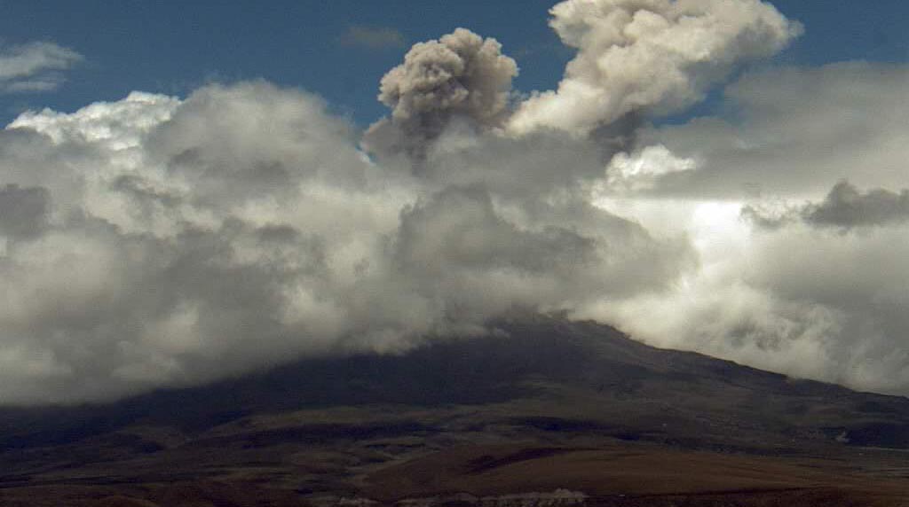 Una nube con bajo contenido de ceniza se emite del volcán Cotopaxi este lunes, 3 de abril de 2023. Foto: Twitter