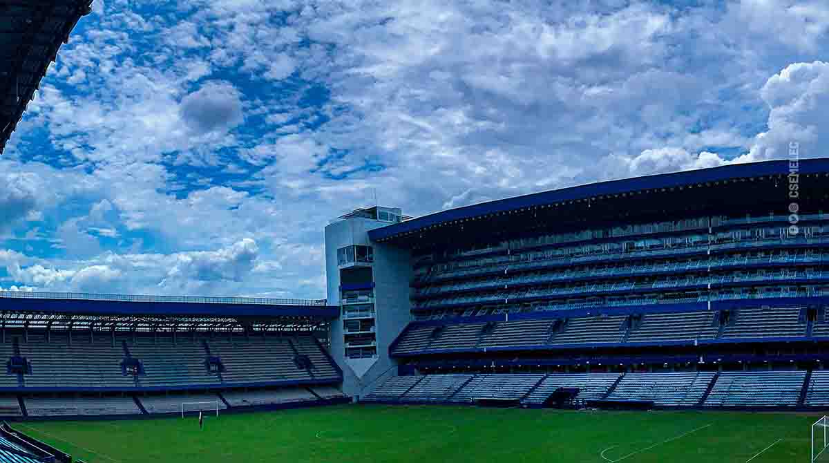 El estadio George Capwell quedó con la cancha anegada con la fuerte lluvia que cayó en Guayaquil este domingo, 16 de abril. Foto: Twitter