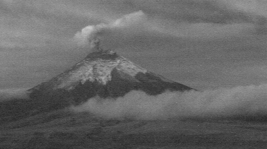 El vocán Cotopaxi emite nube de ceniza este lunes 10 de abril de 2023. Foto: Twitter