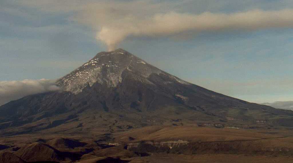 El Instituto Geofísico alerta de la posible caída de ceniza del volcán Cotopaxi. Foto: Twitter