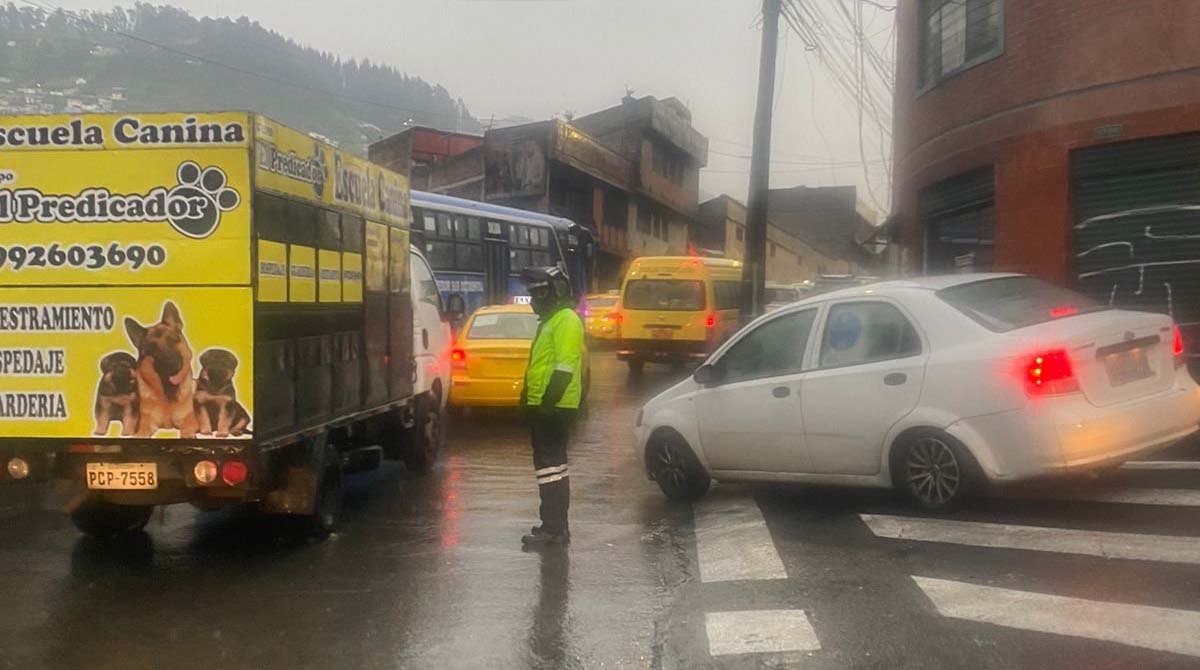 La lluvia complica el tránsito en varios sectores de Quito. La AMT informa de controles. Foto: AMT