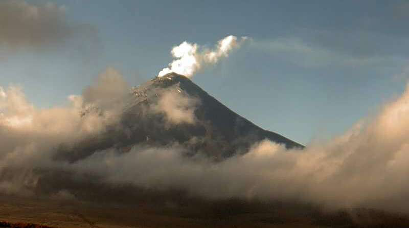 Este martes 11 de abril de 2023, el volcán Cotopaxi emite una nube de gas y vapor. Foto: Twitter