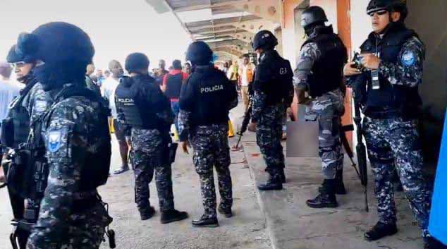 Un ataque armado se registró en el puerto artesanal de Esmeraldas este martes, 11 de abril de 2023. Foto: Twitter Policía Ecuador