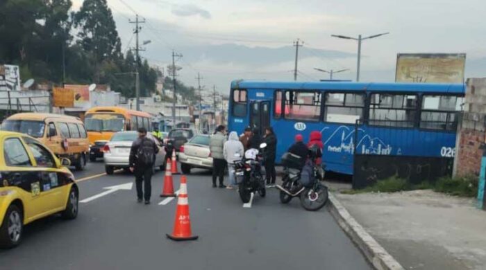 Se registra un siniestro de tránsito en la avenida Juan Bautista Aguirre y Pedro Pinto, sur de Quito. Foto: AMT