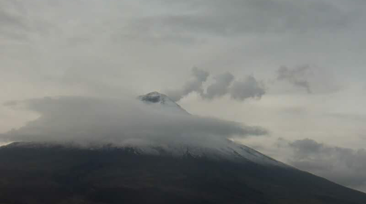 El volcán Cotopaxi emite una nube de gas y vapor este miércoles, 19 de abril de 2023. Foto: Twitter