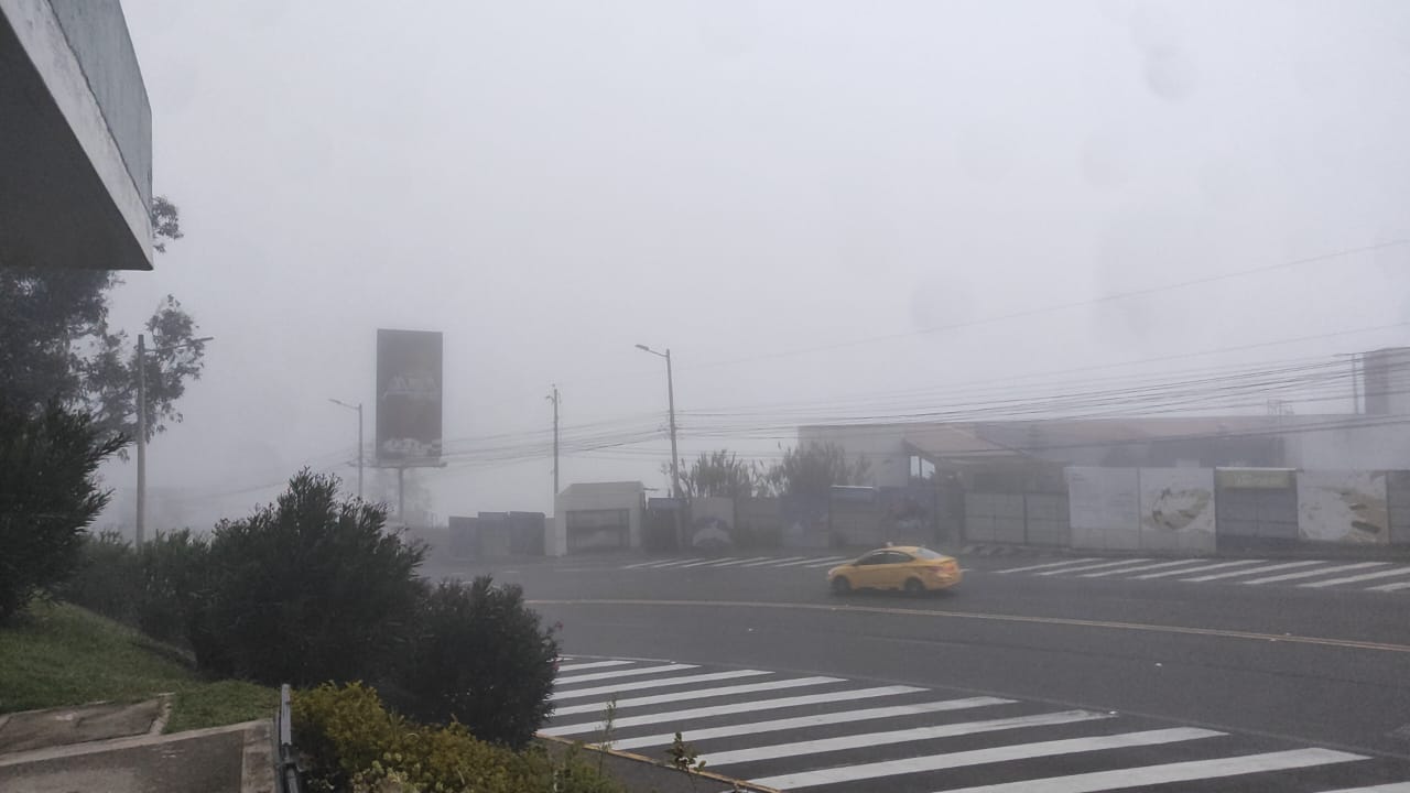 Se registra neblina en diferentes secotres de Quito este viernes, 21 de abril de 2023. Foto: AMT