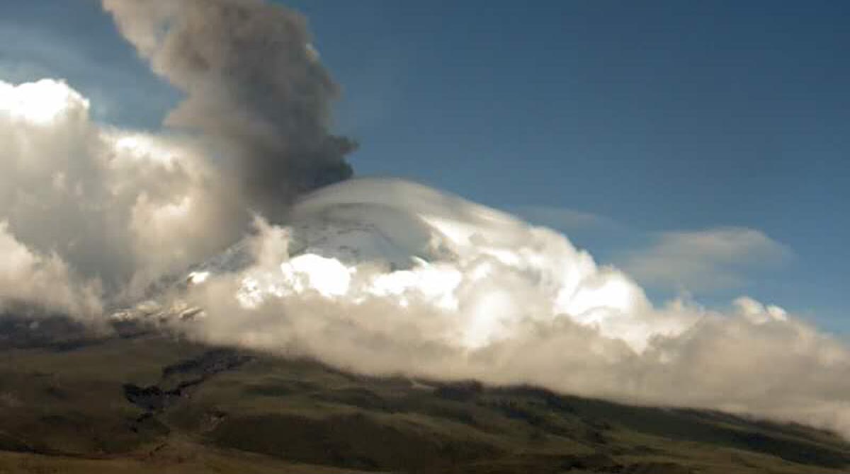 Alerta por posible caída de ceniza del volcán Cotopaxi en Pichincha y Napo. Foto: Twitter