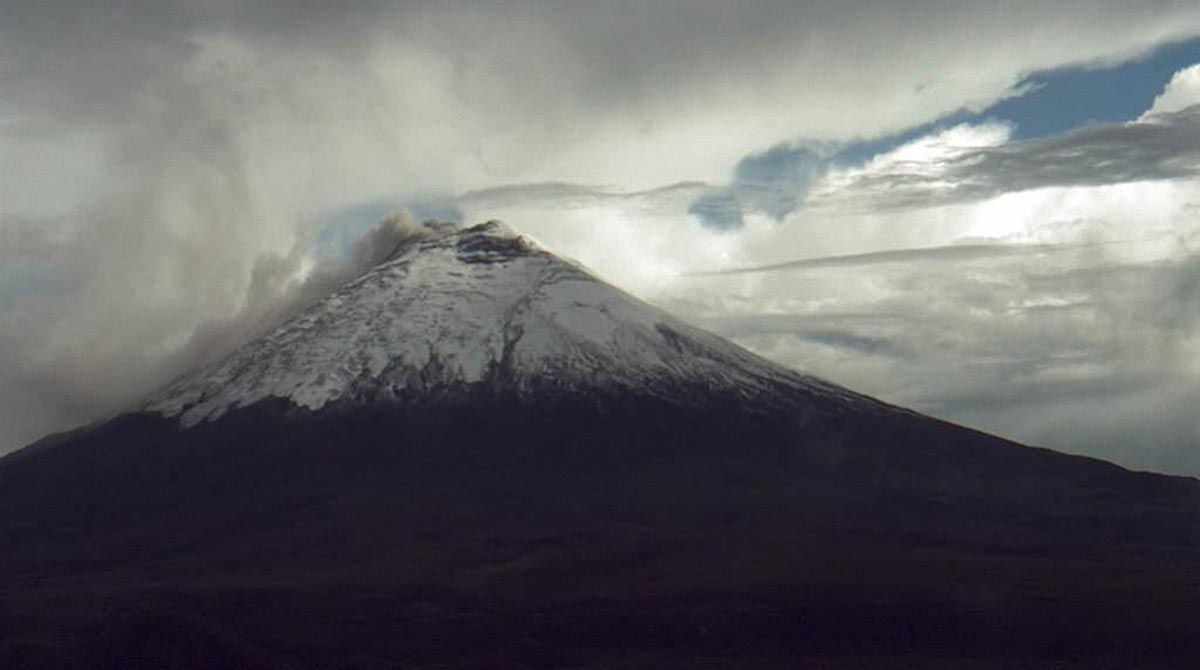El volcán Cotopaxi emite una nube de ceniza este martes, 25 de abril de 2023. Foto: Twitter