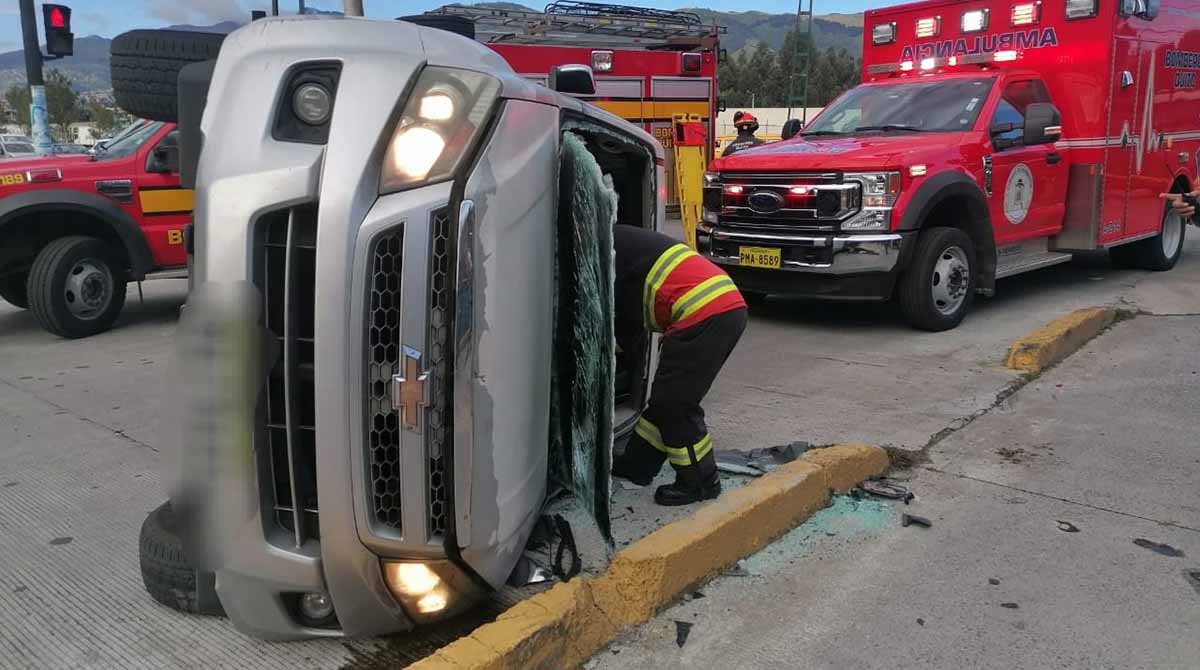 Una persona fue rescata de un vehículo que se volcó en la avenida Cóndor Ñan. Foto: Twitter Bomberos Quito