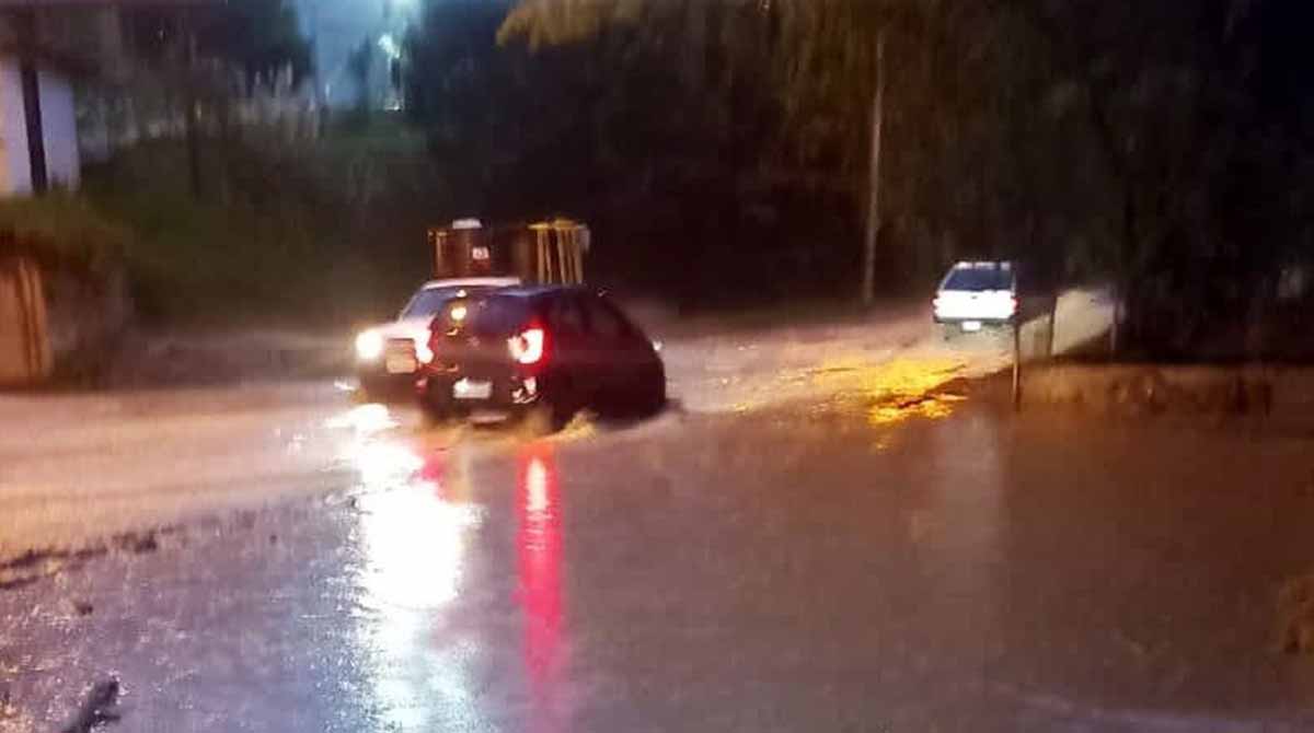 La zona de El Descanso permaneció inundado desde la tarde y noche del miércoles, 26 de abril de 2023. Foto: Bomberos Cuenca