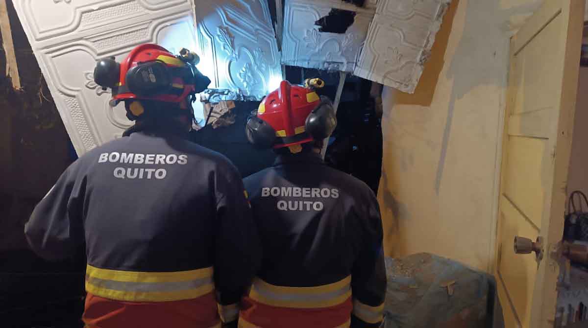 Personal del Cuerpo de Bomberos ejecutó acciones de evacuación y evaluación de la estructura afectada. Foto: Twitter Bomberos Quito