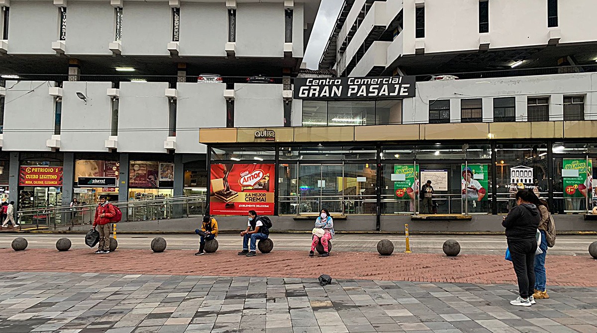 El Centro Comercial Gran Pasaje, frente a la Plaza del Teatro, tiene más de la mitad de los locales comerciales desocupados. Foto: Carlos Noriega / EL COMERCIO