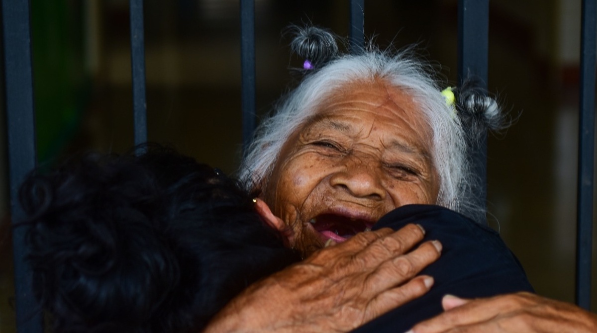 La sicóloga Jésica Rivera abraza a María Mendoza, una de las residentes del Hogar San Pedro de Alausí. El cantón que dejaron hace 13 días, luego del trágico deslave, se mantiene vivo en la memoria de estos adultos mayores. Enrique Pesantes/EL COMERCIO