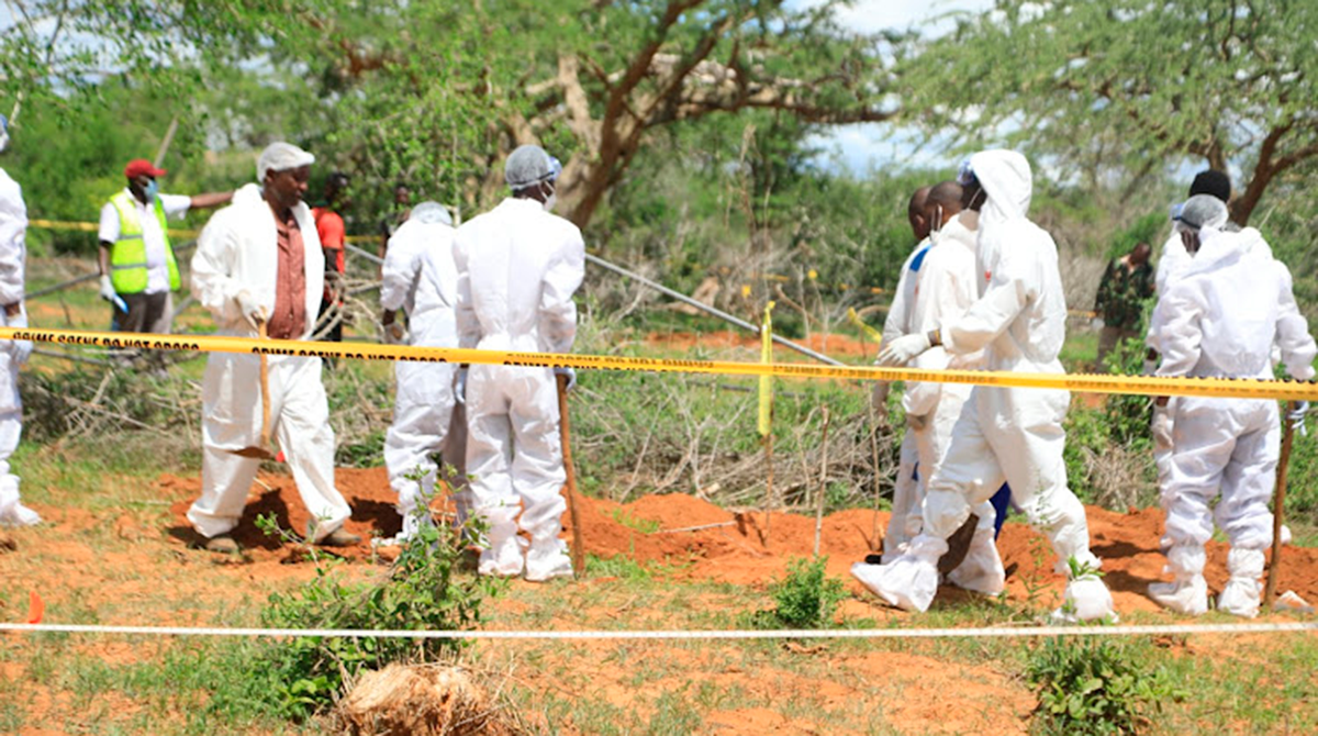Detectives de homicidios de Kenia y expertos forenses de la Dirección de Investigaciones Criminales (DCI), examinan los cuerpos exhumados de varias fosas comunes. Foto: EFE