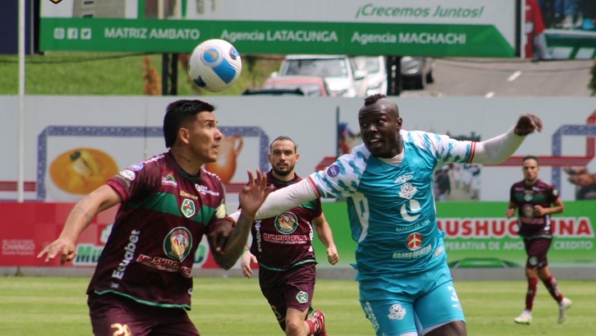 Los jugadores de Libertad y Mushuc Runa se enfrentaron en el estadio de Echa Leche. Foto: Libertad FC